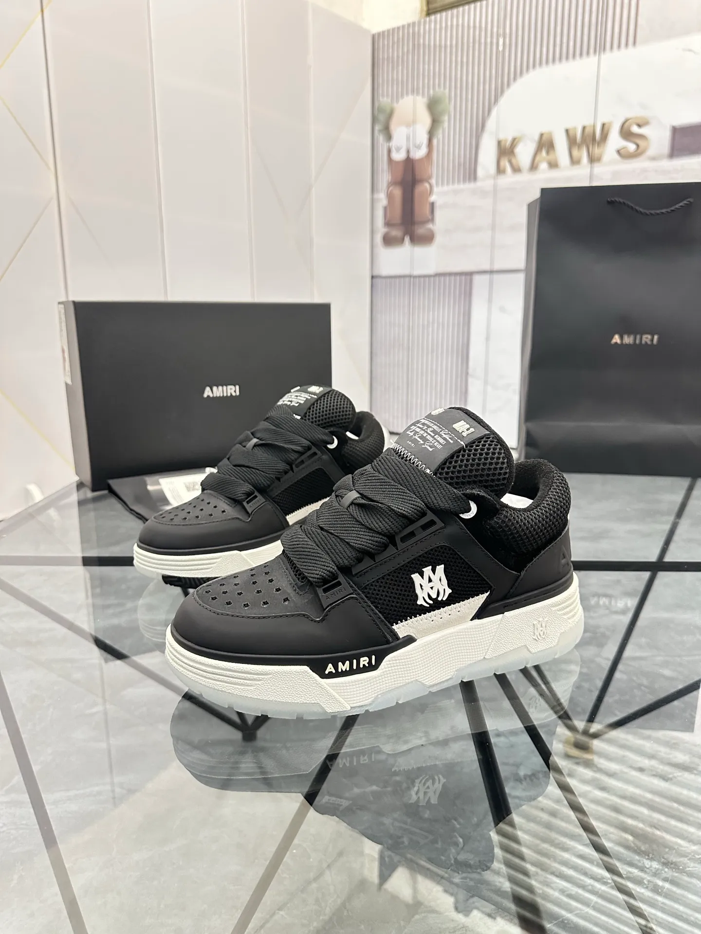 Men's shoes: 💰P720¥ Guangzhou top quality Product trademark: AMIRI* "Amir*" low-top casual shoes Regular size: 39-44 (can be customized to 45) Product materials: upper imported first-layer cowhide stitching original material, breathable lining, original outsole. Number: 525